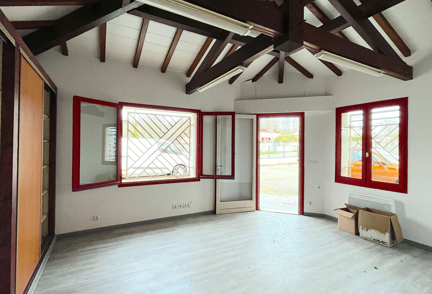 A LOUER BUREAU DE 50 M2 AVEC PARKINGS - SECTEUR CAVIGNAC — photo 1