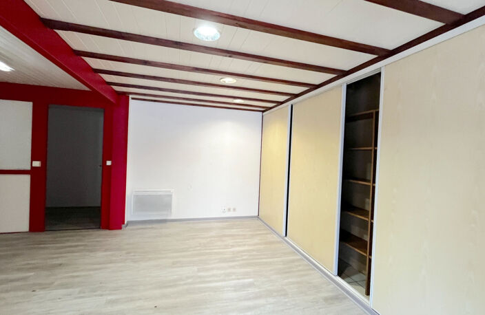 A LOUER BUREAU DE 50 M2 AVEC PARKINGS - SECTEUR CAVIGNAC — photo 2