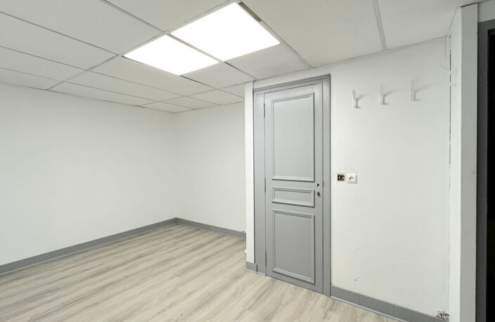 A LOUER BUREAU DE 50 M2 AVEC PARKINGS - SECTEUR CAVIGNAC — photo 3