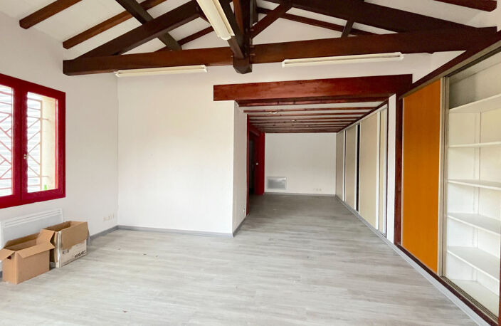 A LOUER BUREAU DE 50 M2 AVEC PARKINGS - SECTEUR CAVIGNAC — photo 4