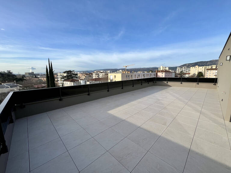 Appartement neuf au dernier étage. — photo 1