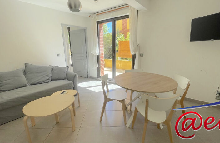 Appartement T2 récent avec terrasse, cave et parking Six-Fours- — photo 2