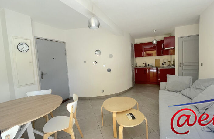 Appartement T2 récent avec terrasse, cave et parking Six-Fours- — photo 4