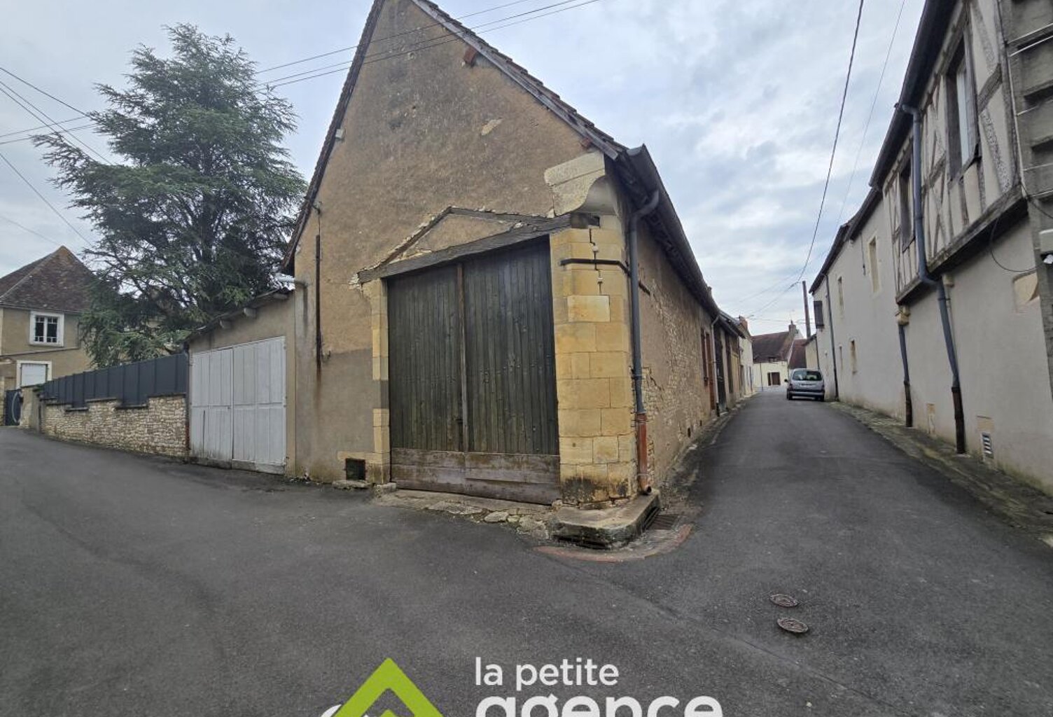 DUN SUR AURON : Très grand garage ou plutôt belle grange  av — photo 1