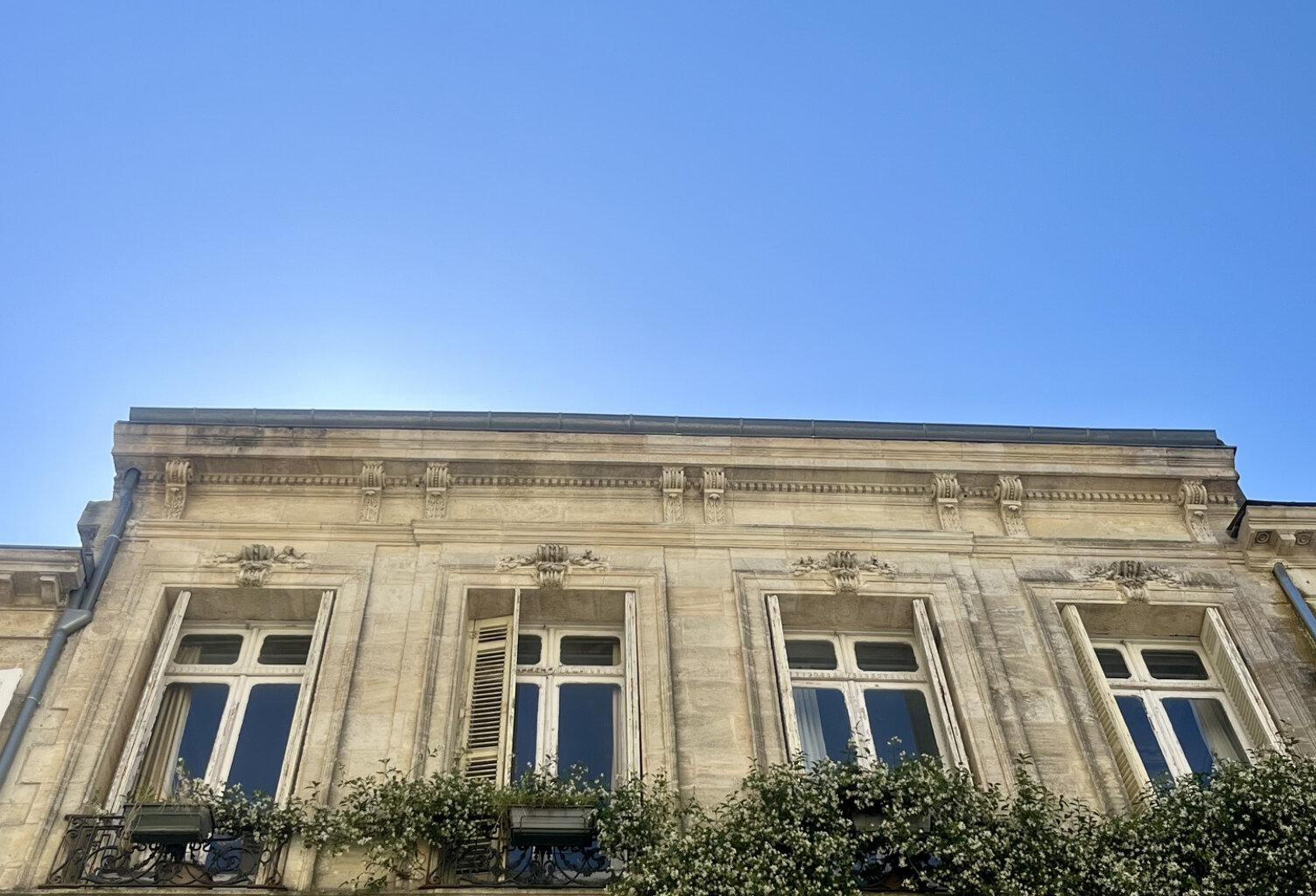 BORDEAUX CHARTRONS - LUMINEUX APPARTEMENT TYPE 3 À RENOVER — photo 1