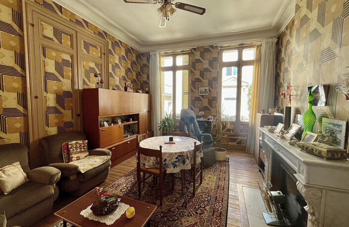 BORDEAUX CHARTRONS - LUMINEUX APPARTEMENT TYPE 3 À RENOVER — photo 2