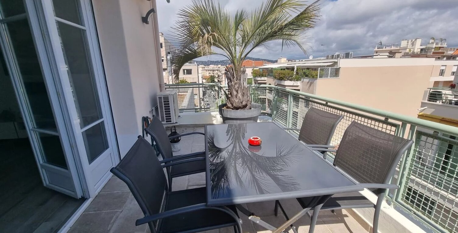 F2 PALAIS RIVAZUR CENTRE JUAN LES PINS — photo 1