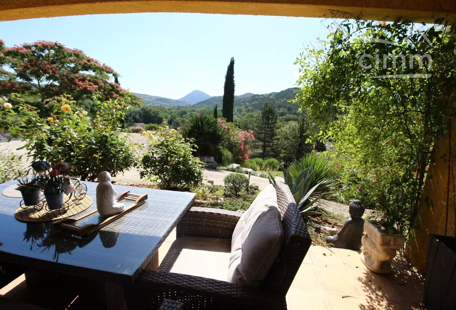 A vendre une villa avec une vue panoramique sur un grand terrain — photo 1