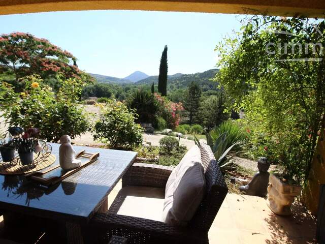 A vendre une villa avec une vue panoramique sur un grand terrain — photo du bien