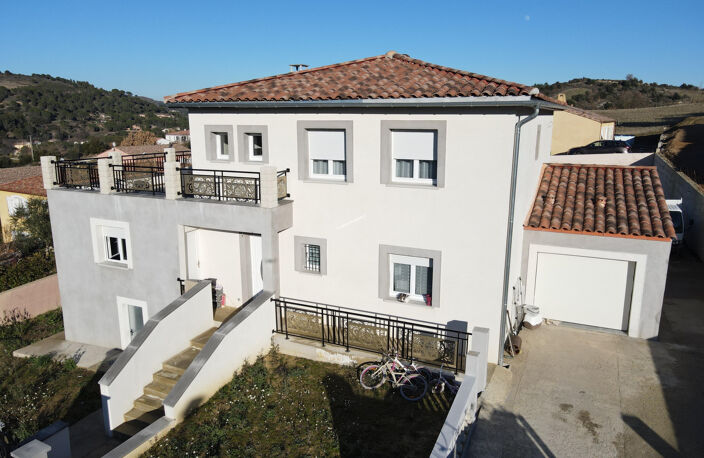 villa récente avec jardin et  piscine intérieure — photo 2