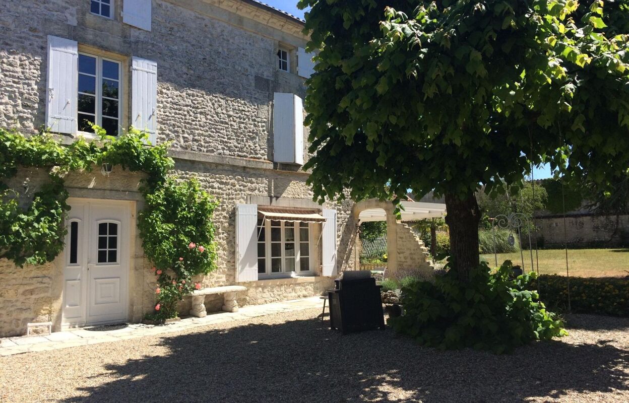 maison 7 pièces 210 m2 à vendre à Saint-Jean-d'Angély (17400)