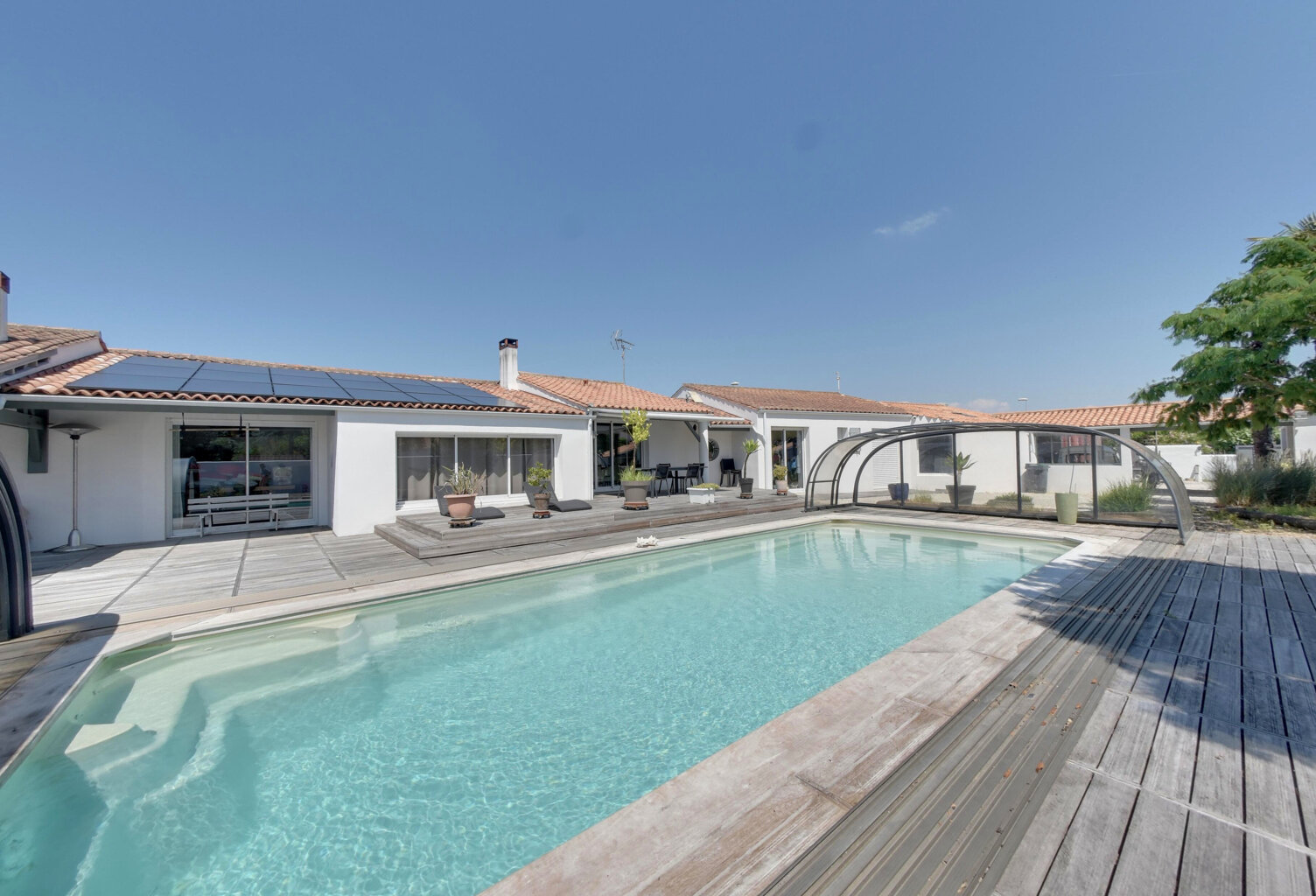 Maison  de plain pied et piscine sur 1400 m2 de terrain — photo 1