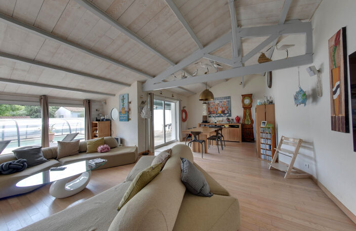 Maison  de plain pied et piscine sur 1400 m2 de terrain — photo 2