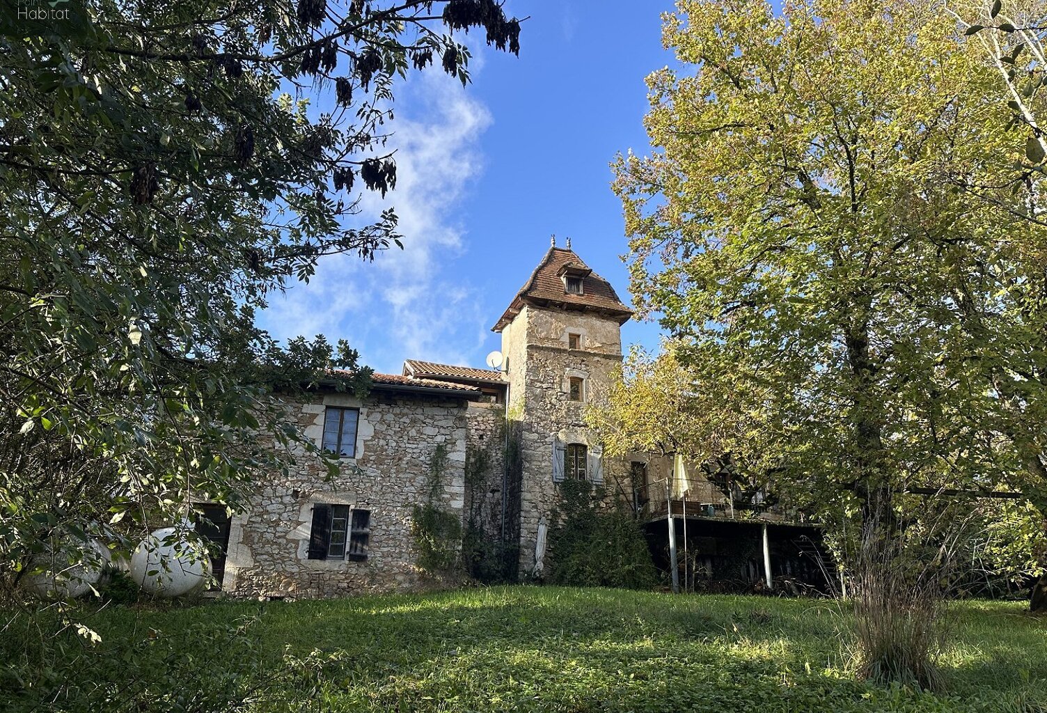 Propriété de caractère composé de deux maisons indépendantes sur un parc boisé de 4273m².  — photo 1