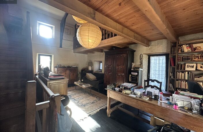 Propriété de caractère composé de deux maisons indépendantes sur un parc boisé de 4273m².  — photo 4