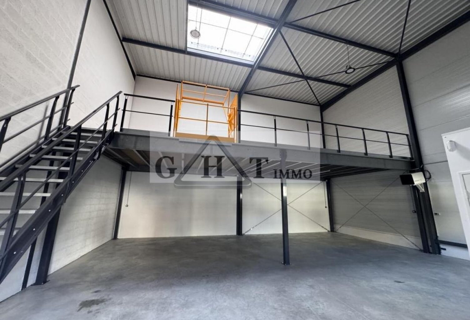 ENTREPOT/MEZZANINE 166 M² A LOUER BUSSY SAINT GEORGES — photo 1