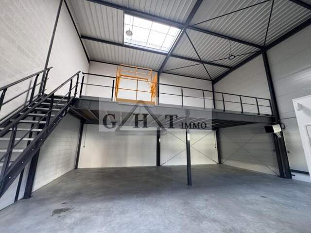 ENTREPOT/MEZZANINE 166 M² A LOUER BUSSY SAINT GEORGES — photo du bien
