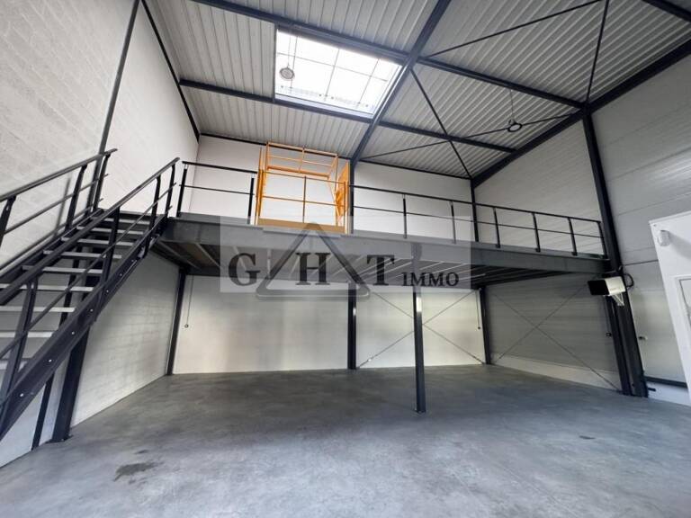 ENTREPOT/MEZZANINE 166 M² A LOUER BUSSY SAINT GEORGES — photo 1