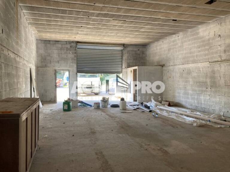Entrepot à louer — photo 1