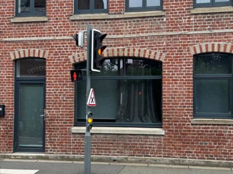 Gondecourt, local professionnel idéalement placé, 82m2, grand ha — photo 1