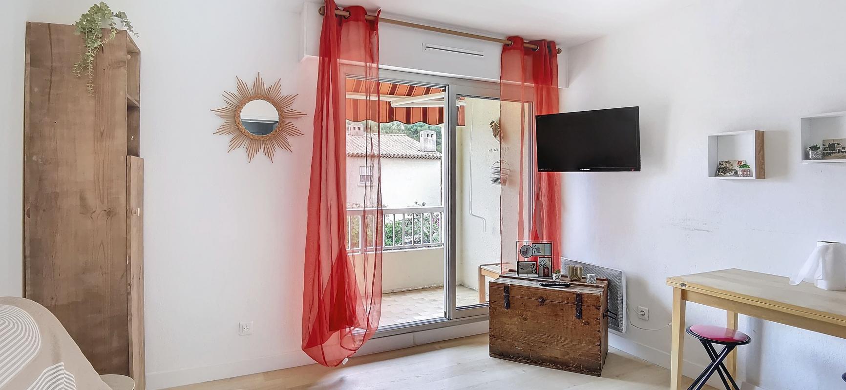 A vendre  studio avec terrasse, ascenseur, et accès privé à L...