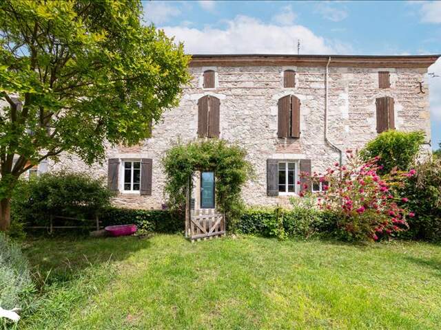 Maison en pierre de 9 pièces principales — photo du bien