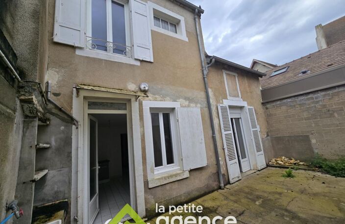 DUN SUR AURON : Maison de ville en hyper centre avec cour et — photo 3