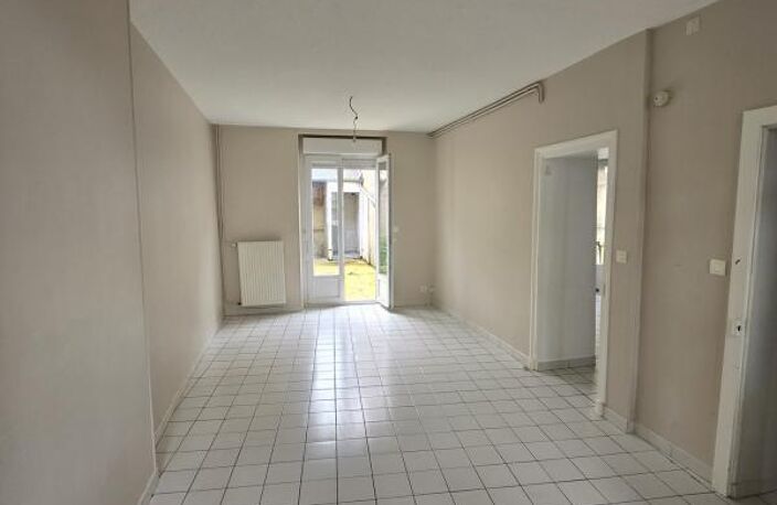 DUN SUR AURON : Maison de ville en hyper centre avec cour et — photo 5