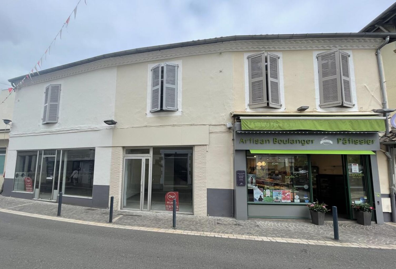 Immeuble de rapport avec 3 locaux pro et 3 appartements — photo 1