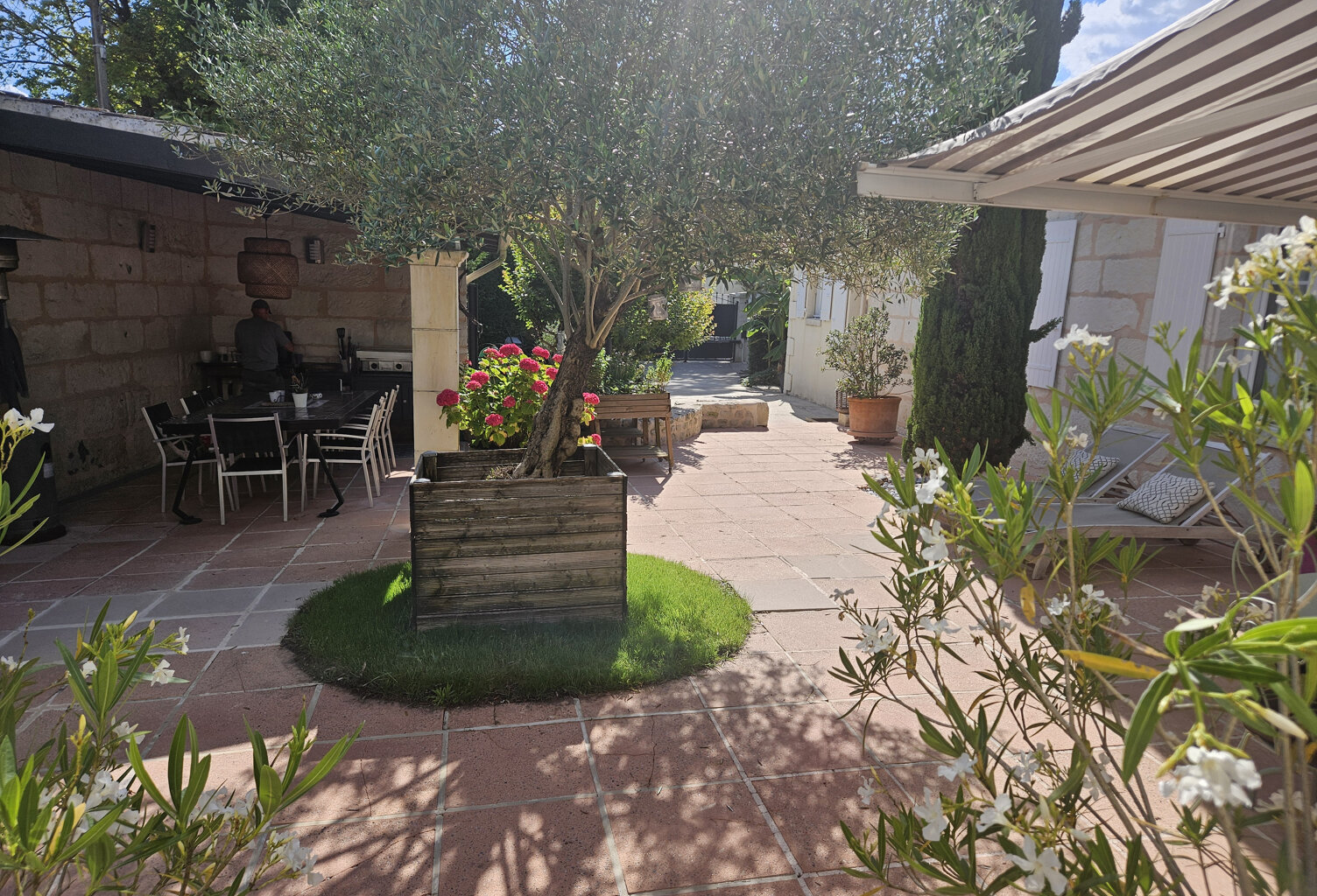 MAISON AVEC JARDIN ET GARAGE A SAINTES — photo 1