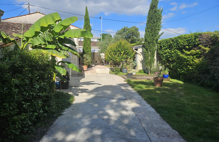 MAISON AVEC JARDIN ET GARAGE A SAINTES — photo 2