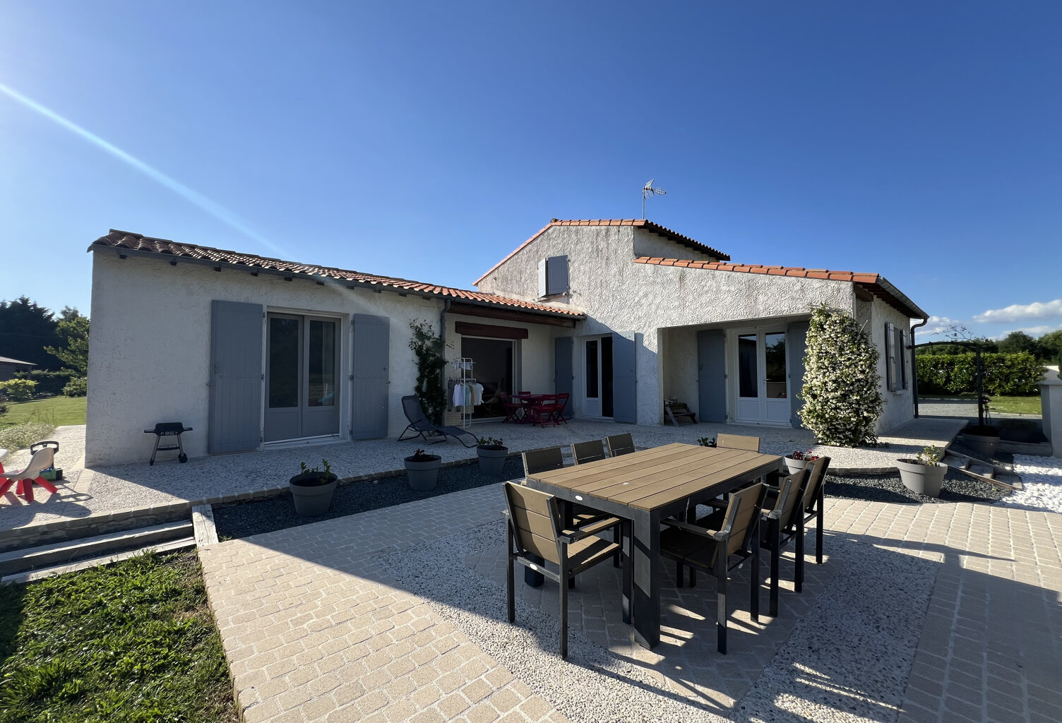 MAISON AVEC DEPENDANCE ET GRAND TERRAIN — photo 1