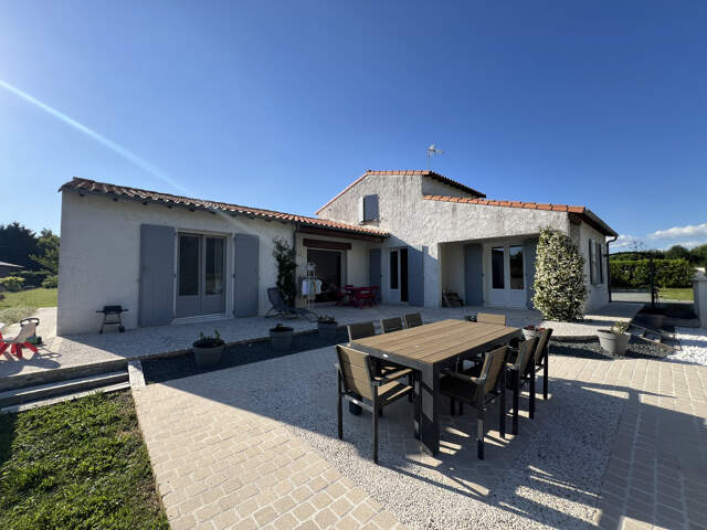 MAISON AVEC DEPENDANCE ET GRAND TERRAIN — photo du bien