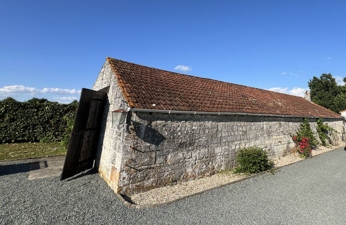 MAISON AVEC DEPENDANCE ET GRAND TERRAIN — photo 3