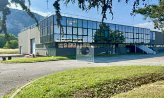 Commerce  740 m² à louer à Guilherand-Granges (07500)