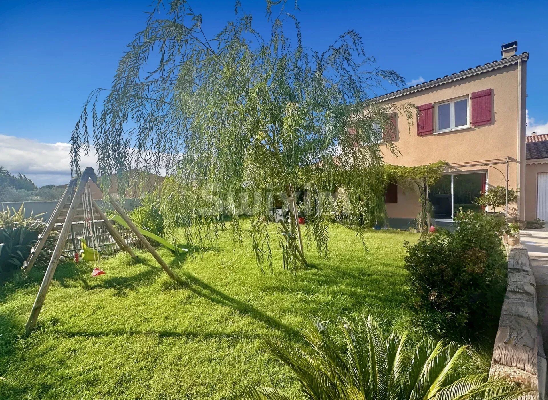 Belle maison récente avec 4 chambres, piscine, garage double