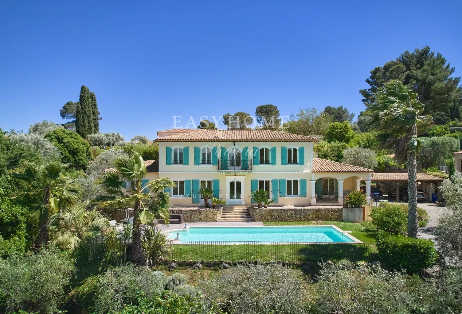 UNE GRANDE MAISON FAMILIALE AU CŒUR DE MOUGINS — photo 1