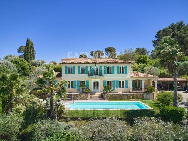 UNE GRANDE MAISON FAMILIALE AU CŒUR DE MOUGINS — photo du bien