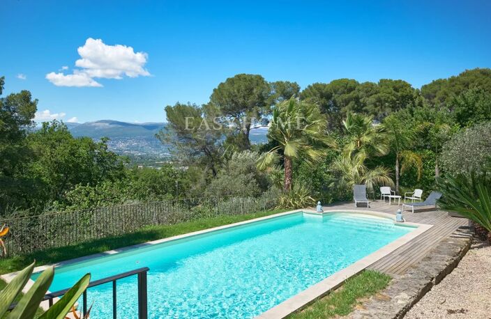 UNE GRANDE MAISON FAMILIALE AU CŒUR DE MOUGINS — photo 2