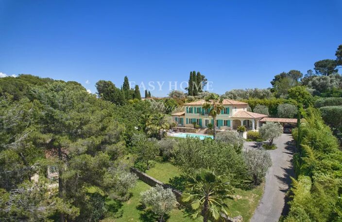 UNE GRANDE MAISON FAMILIALE AU CŒUR DE MOUGINS — photo 3