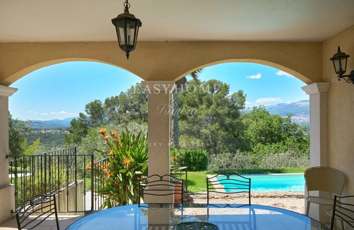 UNE GRANDE MAISON FAMILIALE AU CŒUR DE MOUGINS — photo 4