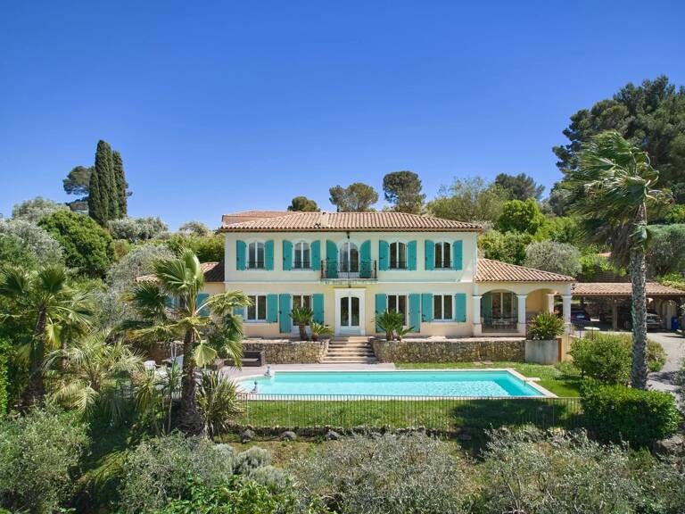 UNE GRANDE MAISON FAMILIALE AU CŒUR DE MOUGINS — photo 1