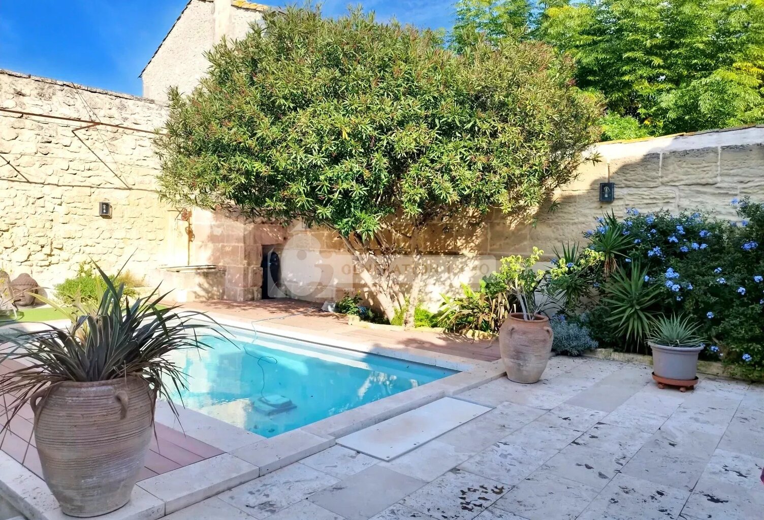 Mas de village au coeur de Fontvieille avec piscine et hangar — photo 1