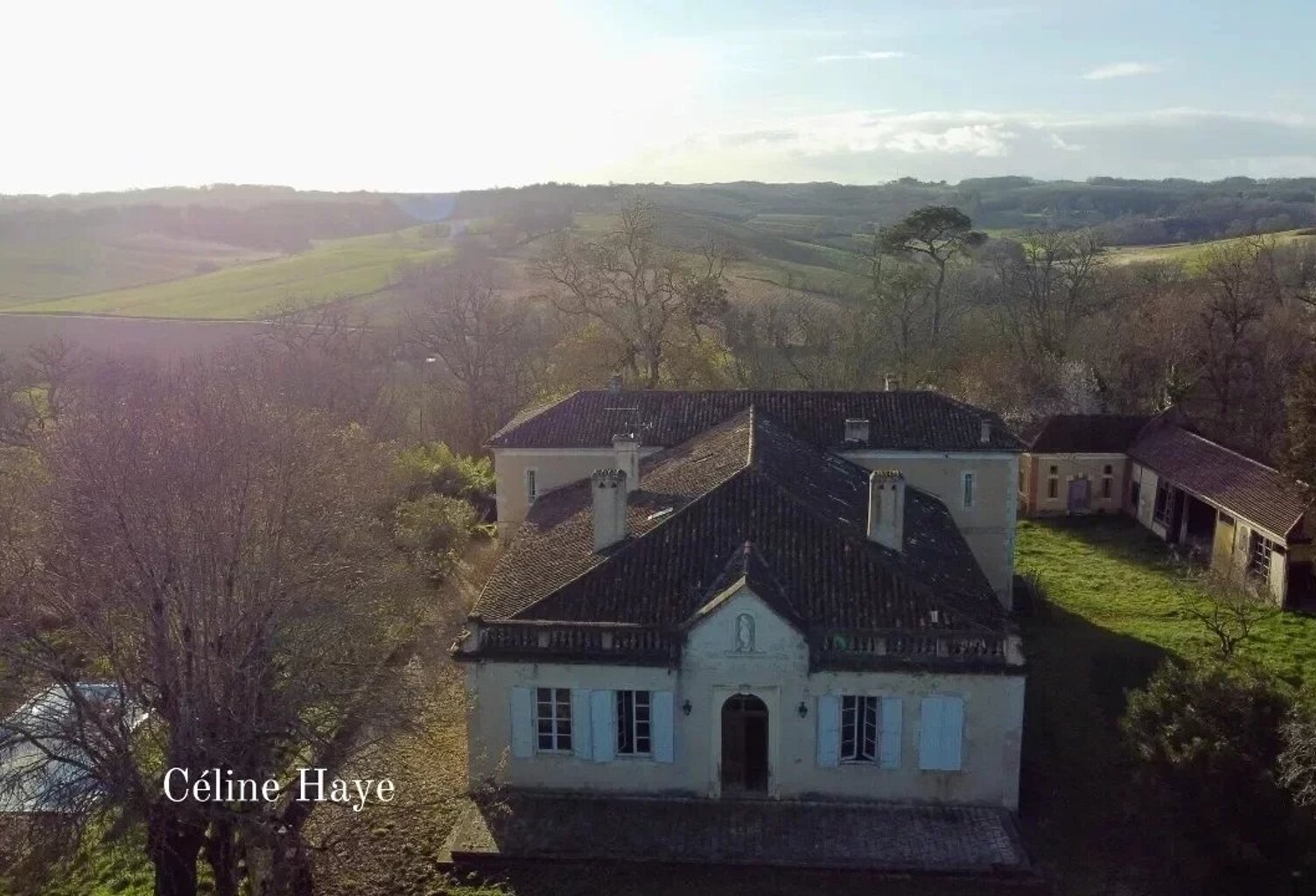 MAISON DE MAÎTRE AVEC DÉPENDANCES SUR 3 HECTARES. — photo 1