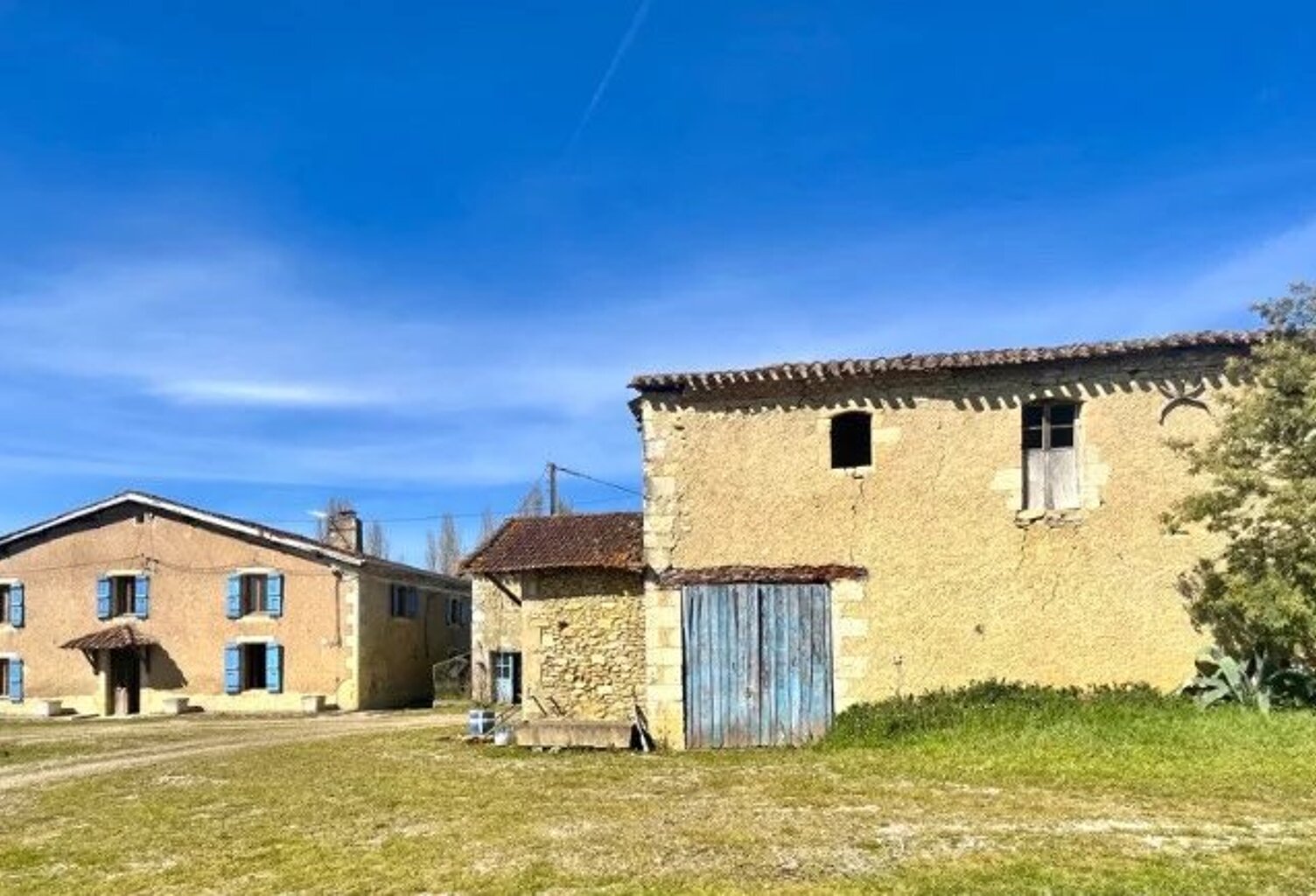 FERME ET DEPENDANCES EN PIERRE SUR UNE PARCELLE D'ENVIRON 1 HECTARE. . — photo 1