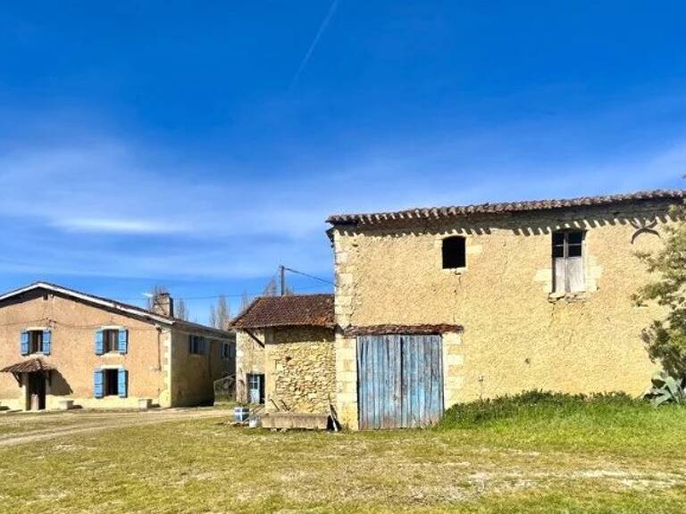 FERME ET DEPENDANCES EN PIERRE SUR UNE PARCELLE D'ENVIRON 1 HECTARE. . — photo 1