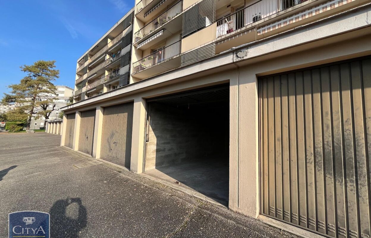 garage  pièces  m2 à louer à Chambéry (73000)