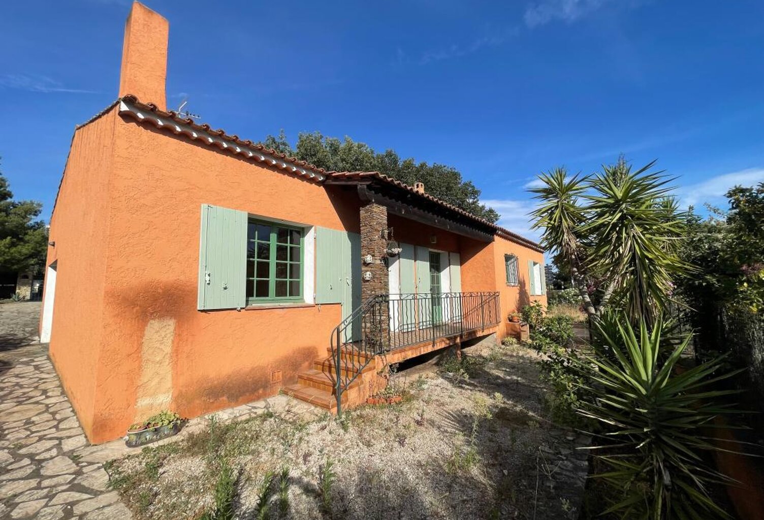 SANARY SUR MER 83110 VILLA INDIVIDUELLE DE PLAIN PIED 5 PIECES 3 CHAMBRES SUR 1000M² DE TERRAIN  GARAGE — photo 1