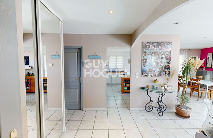 A VENDRE /  Grande maison 5 pièces avec jardin clos et piscin... — photo 3