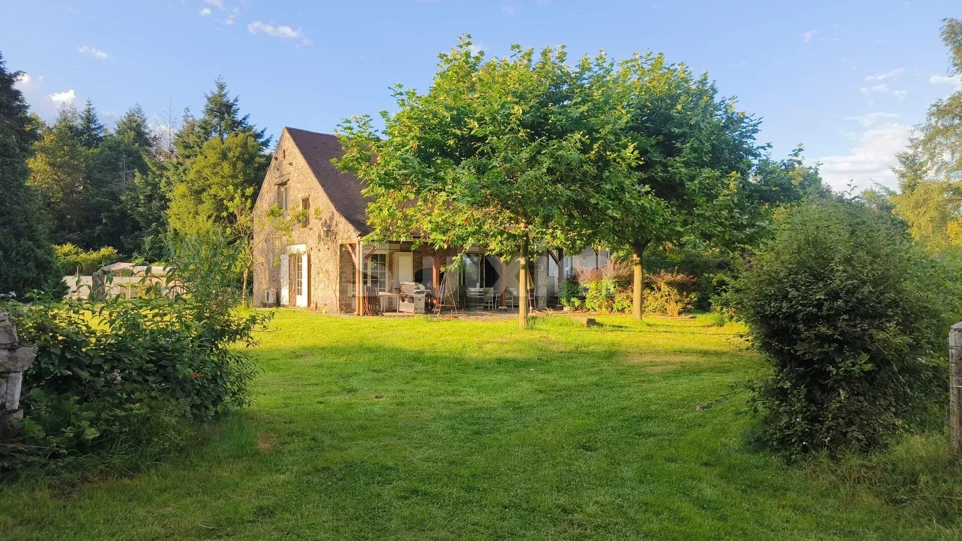 Belle maison en pierre dans la cote Chalonnaise